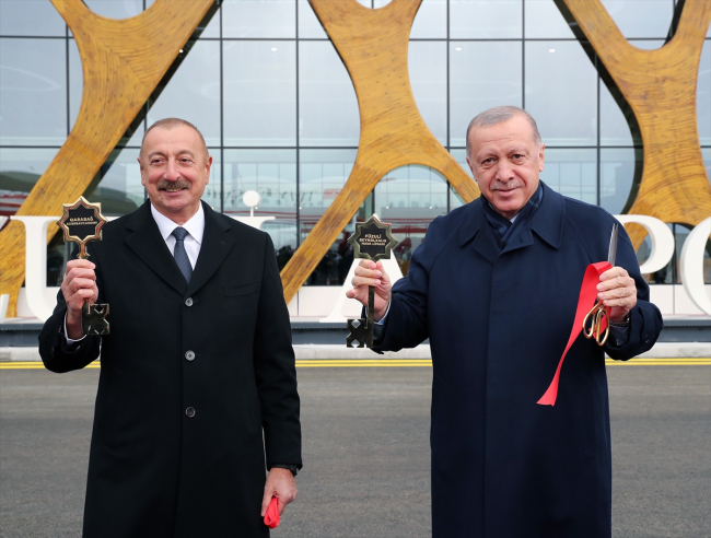 Cumhurbaşkanı Erdoğan, Azerbaycan'da resmi törenle karşılandı